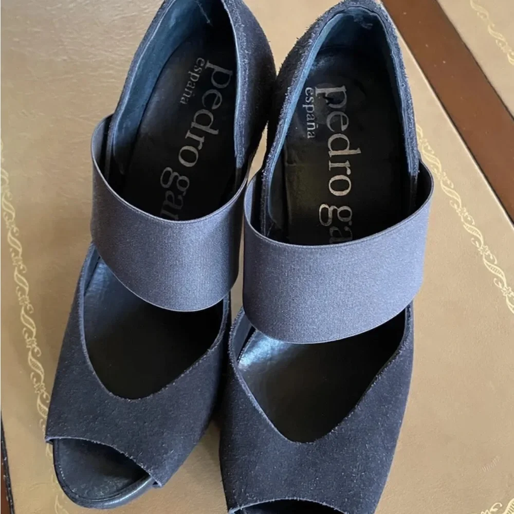 Pedro Garcia Banded Covered Platform Suede‎ Peep Toe Heel in Gray Suede 37 1/2